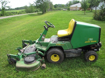   JOHN DEERE () F735